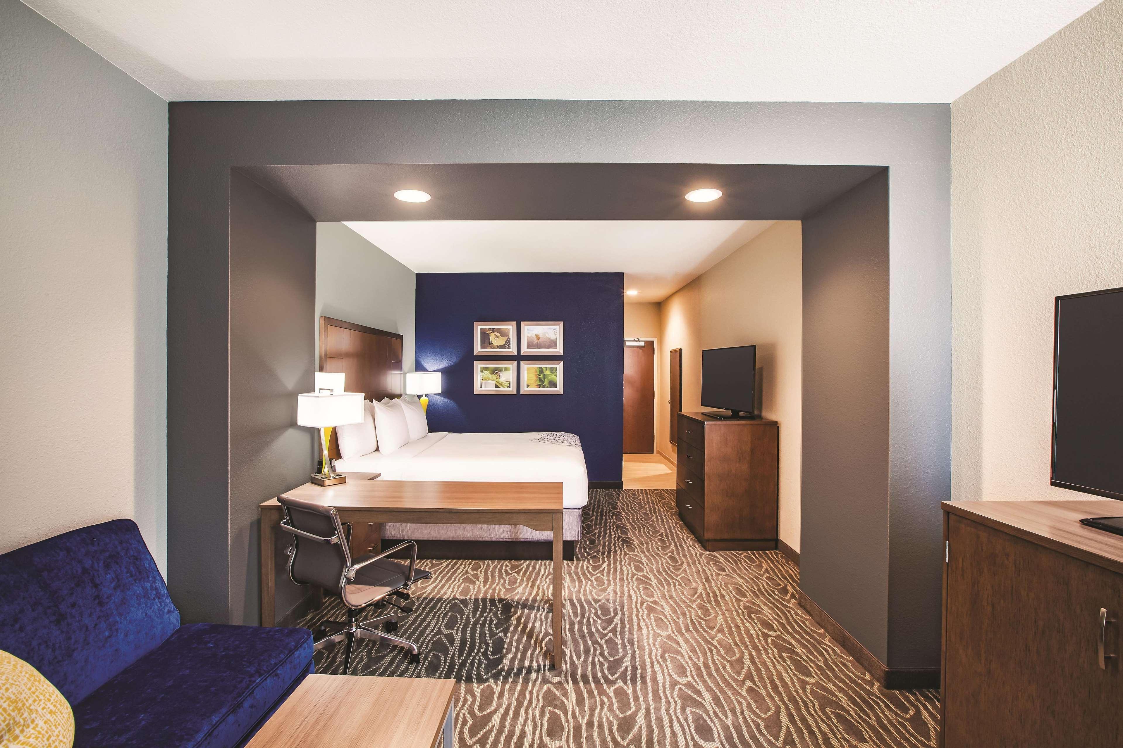 La Quinta By Wyndham Wichita Northeast Hotel Exterior photo