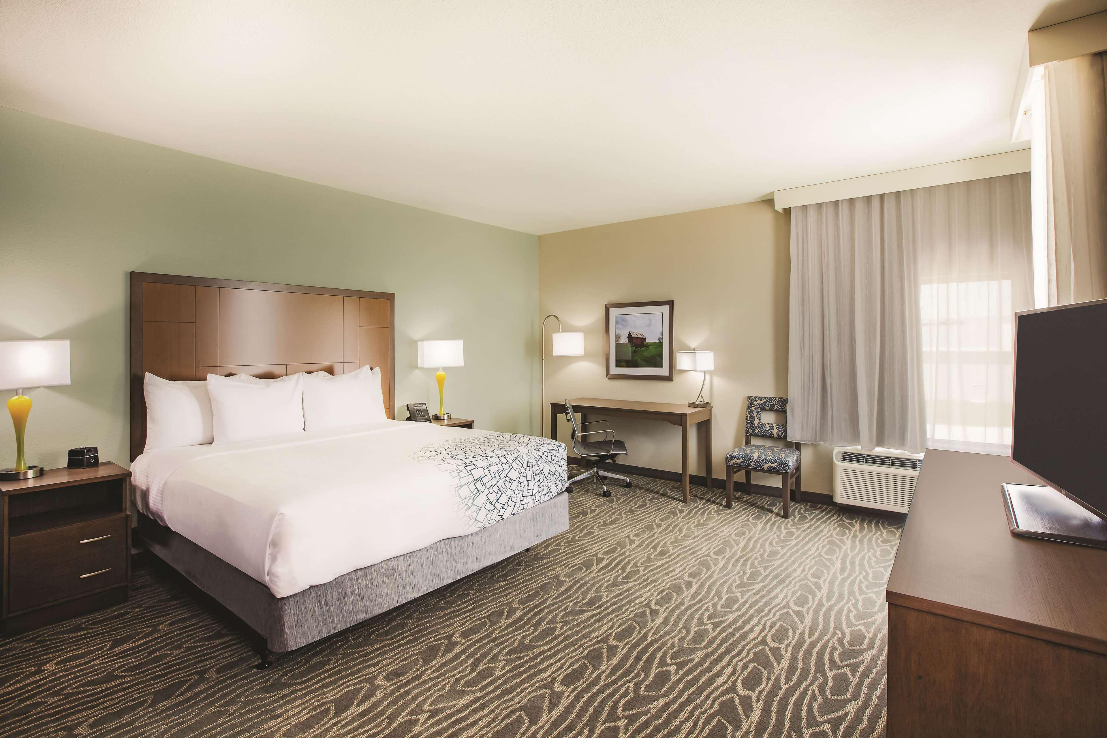 La Quinta By Wyndham Wichita Northeast Hotel Exterior photo