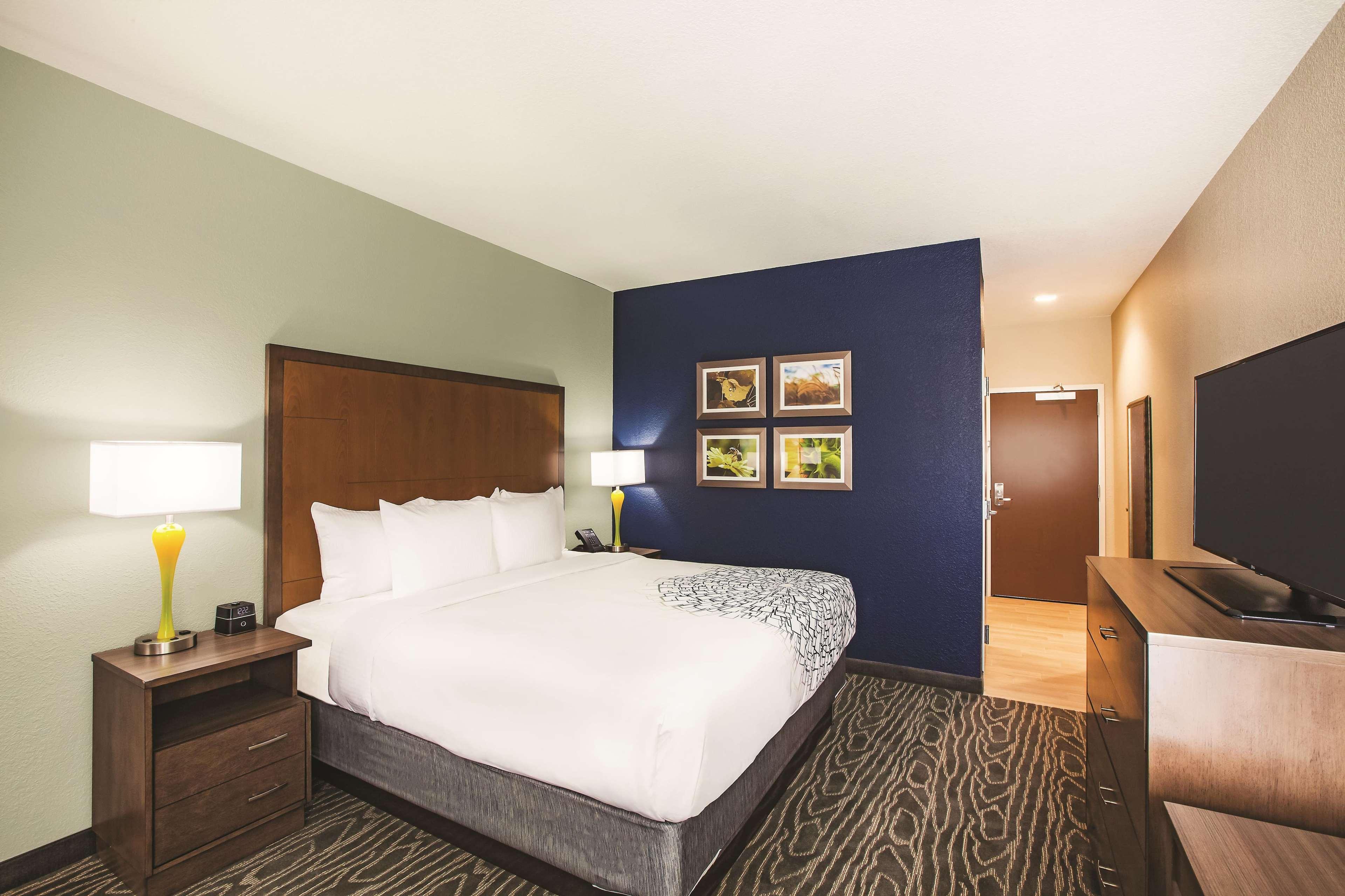 La Quinta By Wyndham Wichita Northeast Hotel Exterior photo